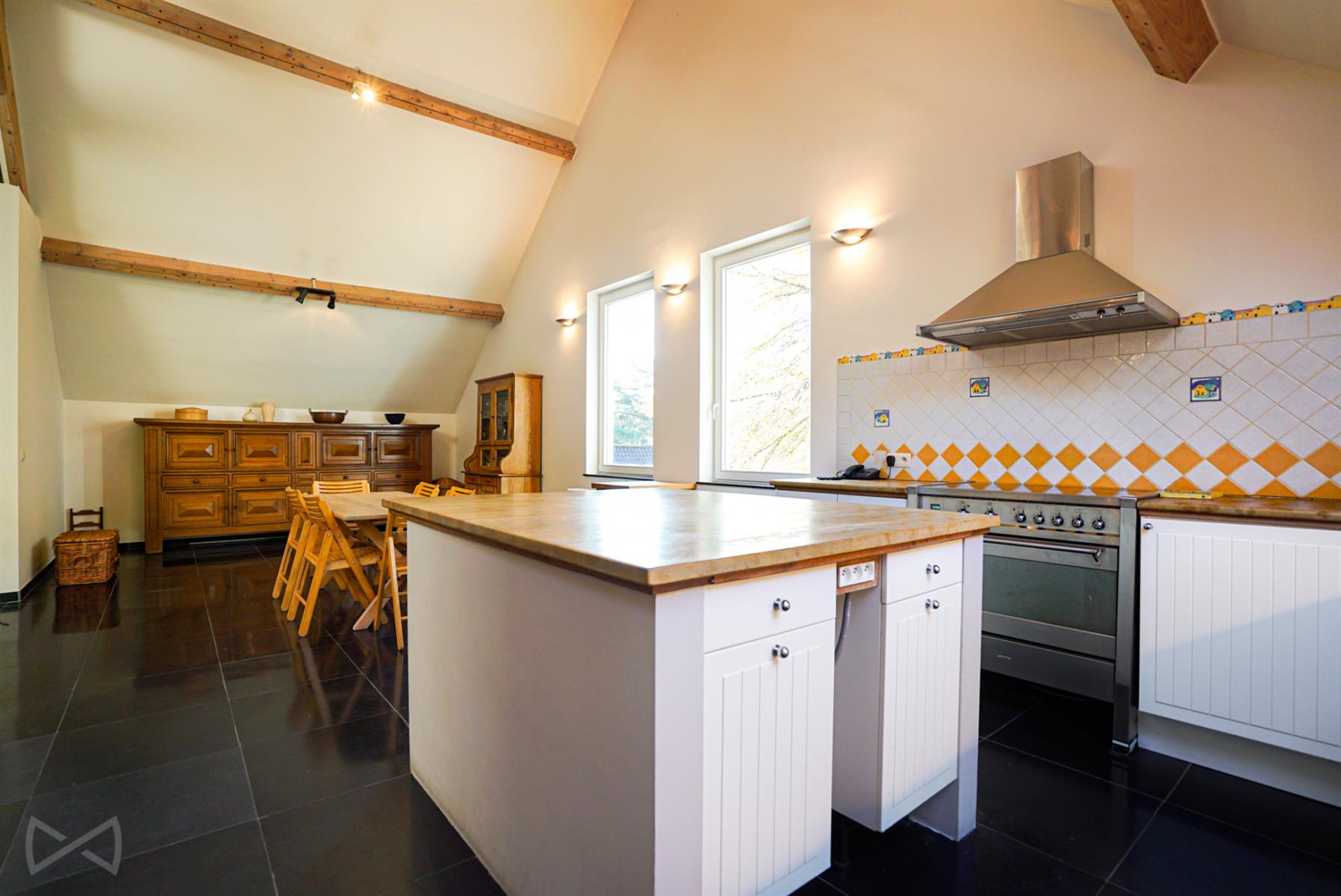 Foto 2 van 4 van Huis met zes slaapkamers in Genappe