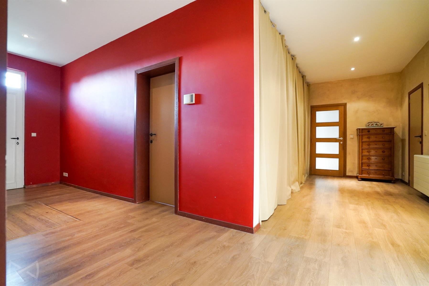 Foto 1 van 4 van Huis met zes slaapkamers in Genappe