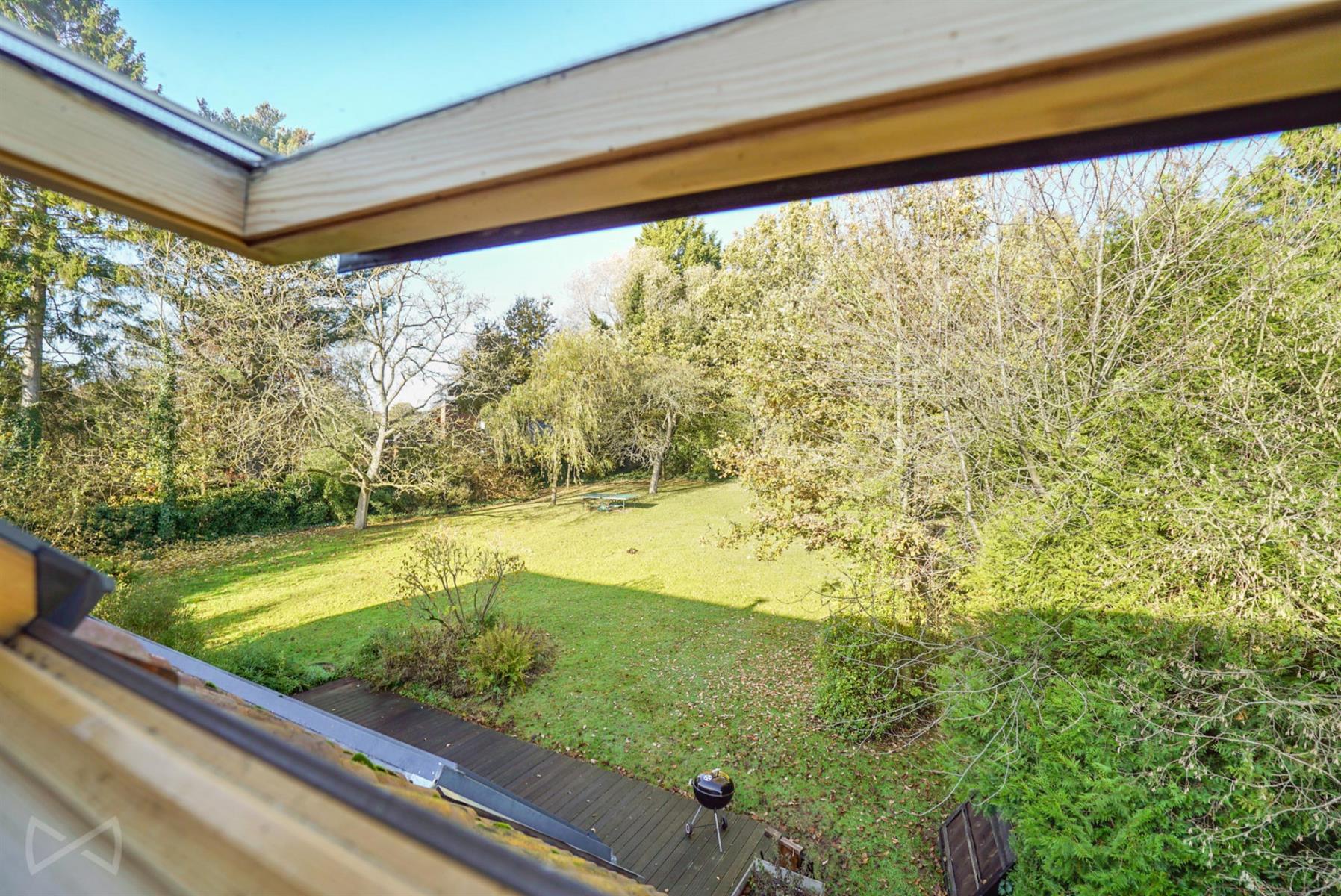 Foto 3 van 4 van Huis met zes slaapkamers in Genappe