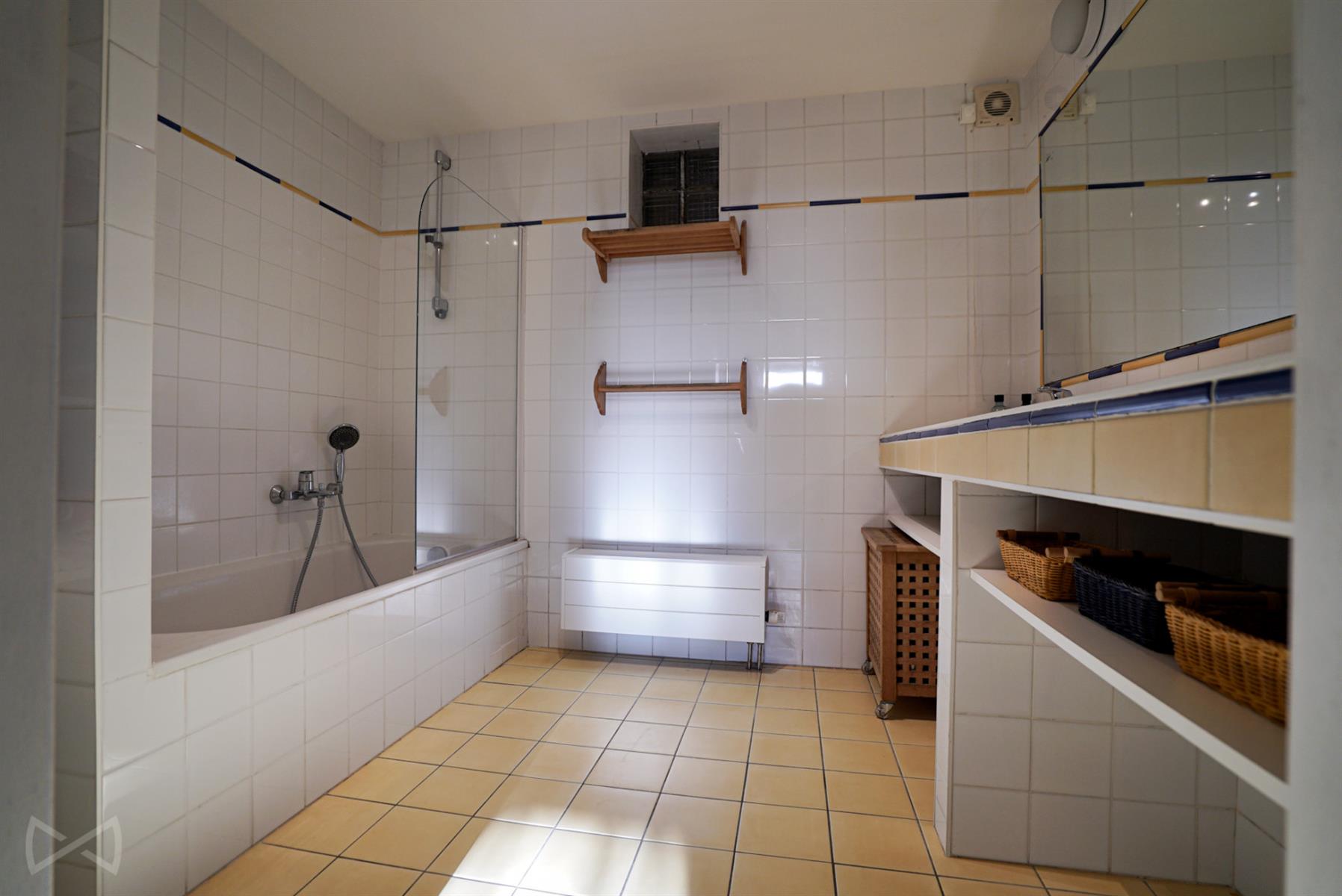 Foto 4 van 4 van Huis met zes slaapkamers in Genappe