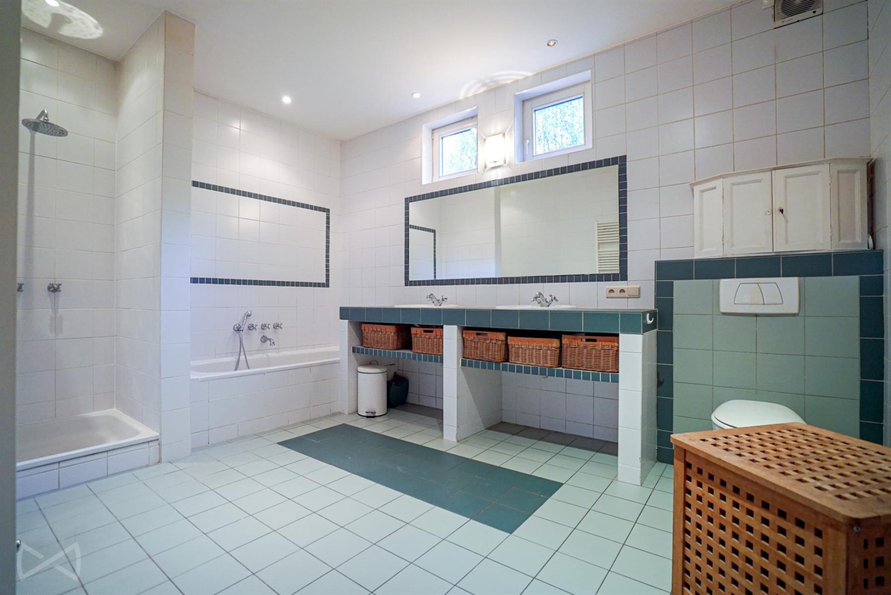 Foto 3 van 4 van Huis met zes slaapkamers in Genappe