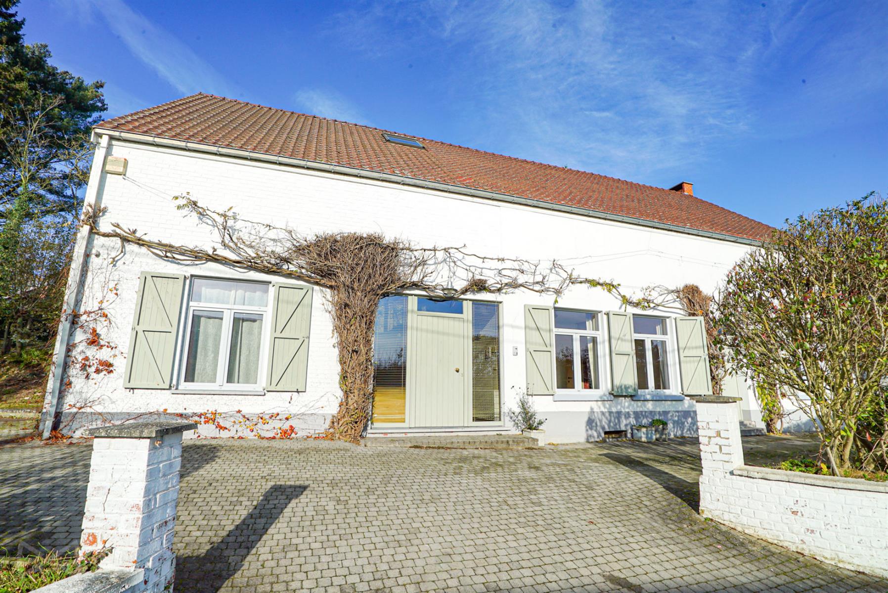 Foto 1 van 5 van Huis met zes slaapkamers in Genappe