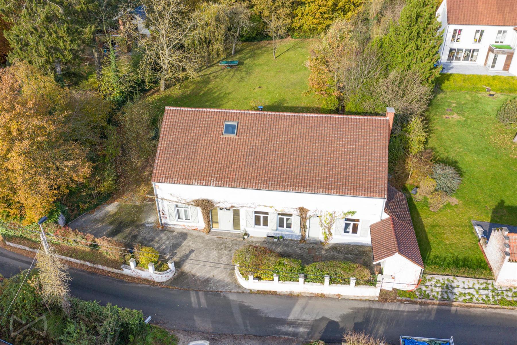 Foto 2 van 3 van Huis met zes slaapkamers in Genappe