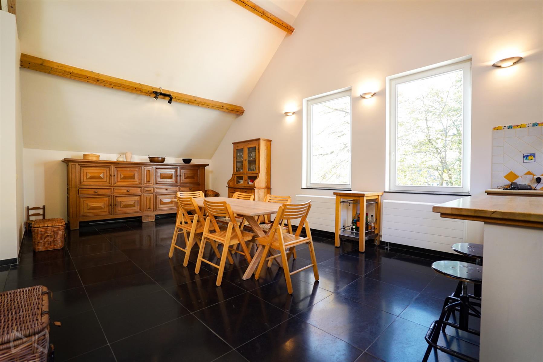 Foto 3 van 4 van Huis met zes slaapkamers in Genappe